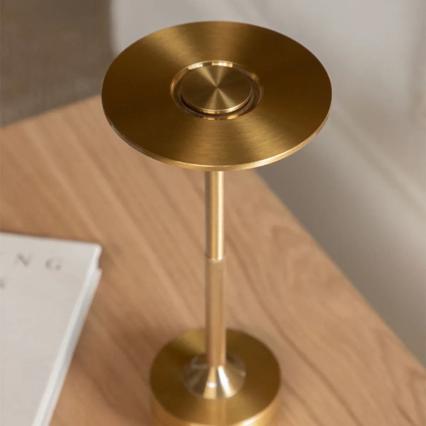 Ambience lamp showing warm 2000K and cool 6000K colour temperature settings